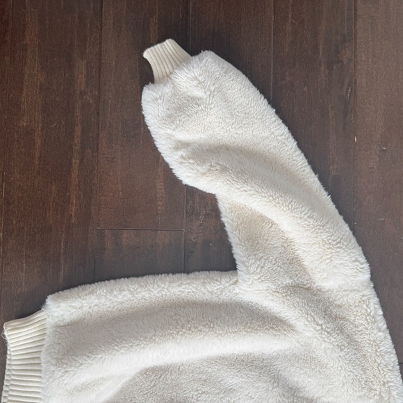 H&M White Fluffy Sweater - Picture 4 of 7